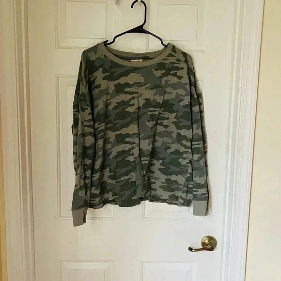 🌟Camo Crew Neck NWOT 🌟 - Picture 1 of 4